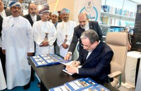 عراقچی در نمایشگاه کتاب عمان از ترجمه عربی کتاب خود رونمایی کرد