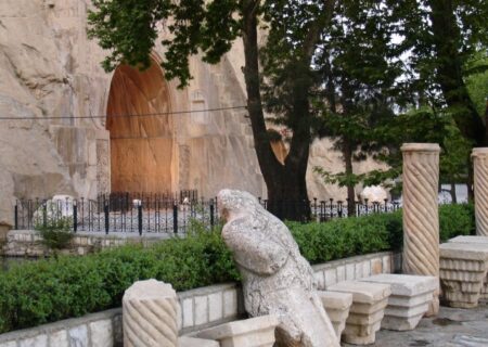 شناسایی محل اولیه استقرار مجسمه نیم‌تنه خسرو در طاق‌بستان کرمانشاه