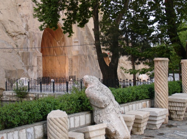 شناسایی محل اولیه استقرار مجسمه نیم‌تنه خسرو در طاق‌بستان کرمانشاه