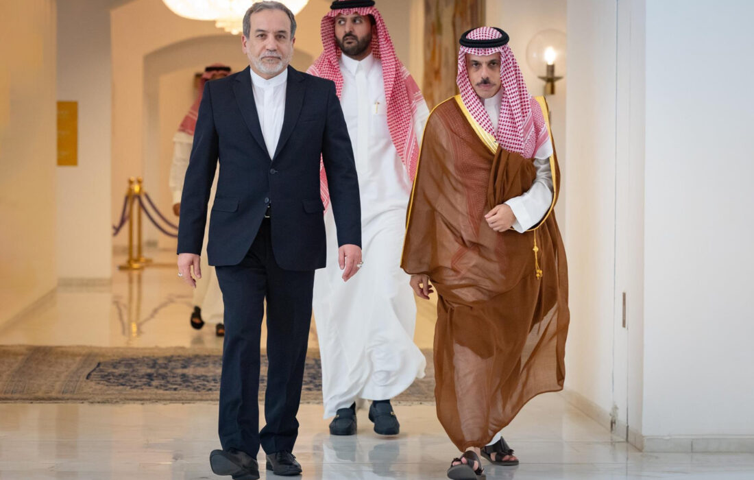 شبکه آی ۲۴ اسرائیل: عربستان، قطر و کویت به‌طور محرمانه به تهران اطلاع داده‌اند که به آمریکا اجازه نخواهند داد از پایگاه‌های هوایی آن‌ها برای حمله به ایران استفاده کند / عربستان و کویت به ایرانی‌ها گفته‌اند این ممنوعیت شامل سوخت‌رسانی یا همکاری با هواپیماهای شناسایی آمریکا نیز می‌شود