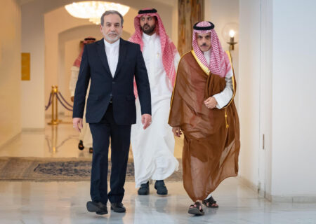 شبکه آی ۲۴ اسرائیل: عربستان، قطر و کویت به‌طور محرمانه به تهران اطلاع داده‌اند که به آمریکا اجازه نخواهند داد از پایگاه‌های هوایی آن‌ها برای حمله به ایران استفاده کند / عربستان و کویت به ایرانی‌ها گفته‌اند این ممنوعیت شامل سوخت‌رسانی یا همکاری با هواپیماهای شناسایی آمریکا نیز می‌شود