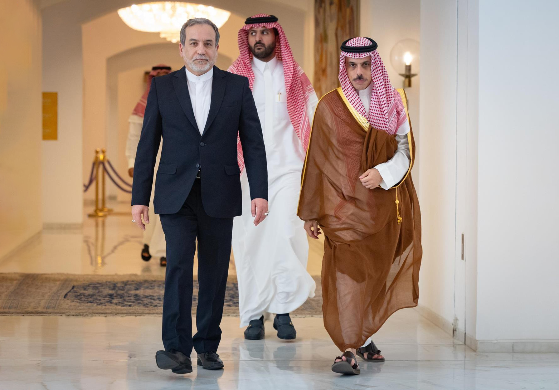 شبکه آی ۲۴ اسرائیل: عربستان، قطر و کویت به‌طور محرمانه به تهران اطلاع داده‌اند که به آمریکا اجازه نخواهند داد از پایگاه‌های هوایی آن‌ها برای حمله به ایران استفاده کند / عربستان و کویت به ایرانی‌ها گفته‌اند این ممنوعیت شامل سوخت‌رسانی یا همکاری با هواپیماهای شناسایی آمریکا نیز می‌شود