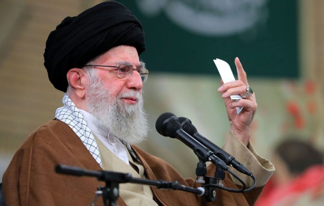 رهبر انقلاب: همه بدانند؛ مواضع ما همان مواضعی است که بود؛ دشمنی آمریکا و رژیم صهیونیستی هم همانی است که بود / تهدید می‌کنند که شرارت خواهند کرد؛ ما خیلی اطمینان نداریم و احتمال زیاد نمی‌دهیم که از بیرون شرارتی انجام بگیرد، اما اگر شرارتی انجام بگیرد، قطعاً ضربه متقابل محکم خواهند خورد
