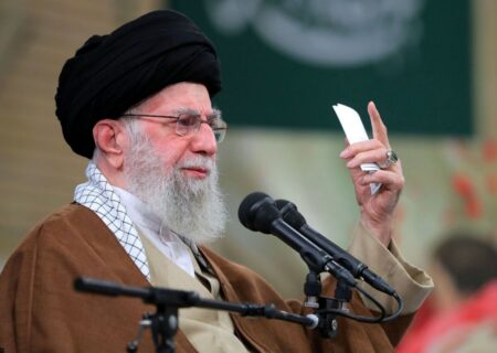 رهبر انقلاب: همه بدانند؛ مواضع ما همان مواضعی است که بود؛ دشمنی آمریکا و رژیم صهیونیستی هم همانی است که بود / تهدید می‌کنند که شرارت خواهند کرد؛ ما خیلی اطمینان نداریم و احتمال زیاد نمی‌دهیم که از بیرون شرارتی انجام بگیرد، اما اگر شرارتی انجام بگیرد، قطعاً ضربه متقابل محکم خواهند خورد