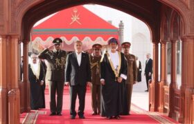 استقبال سلطان هیثم از پزشکیان در قصر العلم مسقط