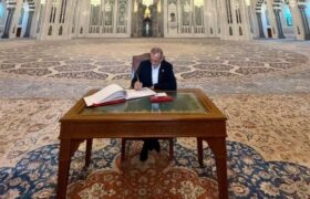 بازدید پزشکیان از مسجد جامع سلطان قابوس