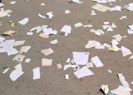 شادی یا اعتراض؟ روایت ناتمام کتاب‌های پاره شده