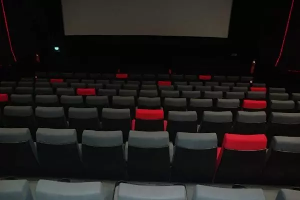 سردرگمی‌ در اکران و نگرانی از ادامه افت مخاطب سینما