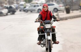 خبر خوش برای بانوان؛ مانعی برای دریافت گواهینامه موتور وجود ندارد