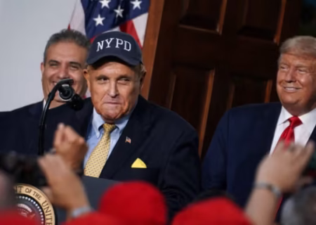 ترامپ متحدان خود را در پرونده انتخابات ۲۰۲۰ عفو کرد / جولیانی، میدوز و پاول در فهرست عفو