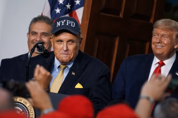 ترامپ متحدان خود را در پرونده انتخابات ۲۰۲۰ عفو کرد / جولیانی، میدوز و پاول در فهرست عفو