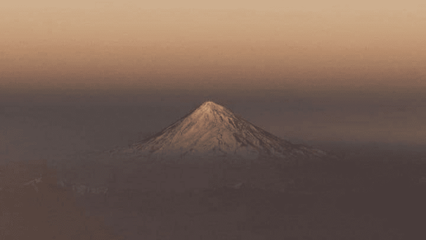 دماوند در محاصره دوده؛ آلودگی هوا ذوب برف بلندترین قله ایران را شتاب داد