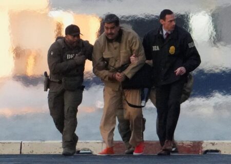 فایننشال تایمز: مادورو پس از ربایش به نیویورک منتقل شد؛ محاکمه در دادگاه فدرال آمریکا