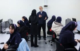 مسعود پزشکیان از دبیرستان هوشمند فرزانگان شهریار بازدید کرد