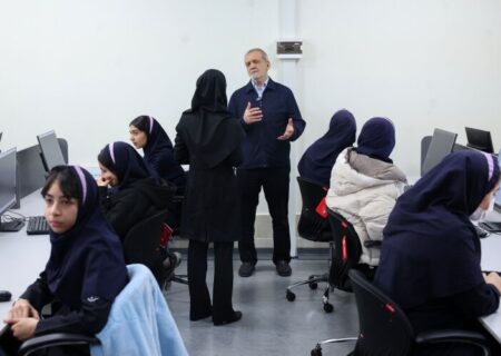 مسعود پزشکیان از دبیرستان هوشمند فرزانگان شهریار بازدید کرد