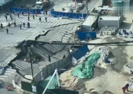 فرونشست ناگهانی در شانگهای؛ فرو رفتن بخش بزرگی از جاده در چند ثانیه