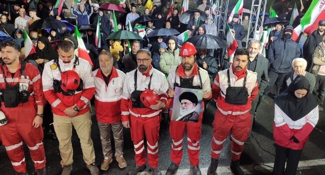 کودکان تهران در میان ویرانههای جنگ؛ هلالاحمر خواستار محاکمه بینالمللی متجاوزان شد