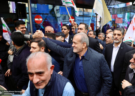 تأکید پزشکیان بر تبعیت از «راه پرفروغ» رهبر شهید و آرمان‌های انقلاب