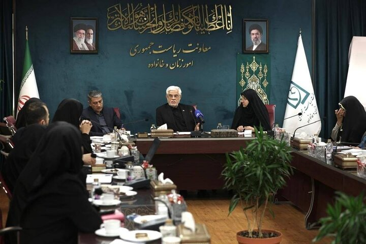 عارف: مخالفت با مذاکرات نباید به اختلاف و دعوای داخلی تبدیل شود