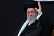 آیتالله سبحانی نماز بر پیکر امام شهید انقلاب را اقامه میکند