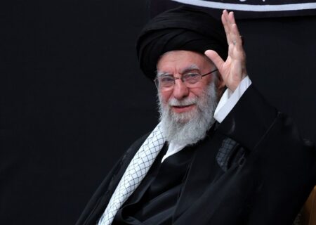 آیت‌الله سبحانی نماز بر پیکر امام شهید انقلاب را اقامه می‌کند