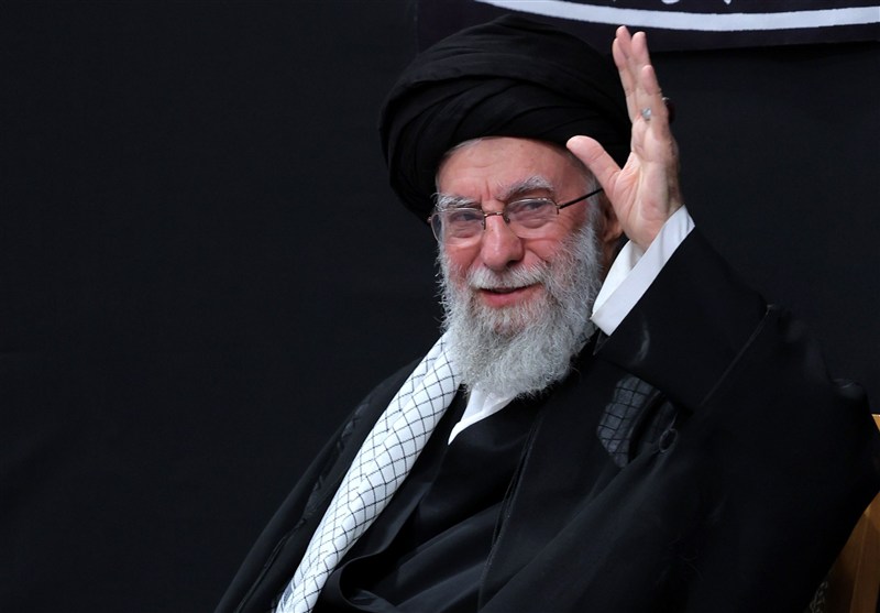 آیتالله سبحانی نماز بر پیکر امام شهید انقلاب را اقامه میکند