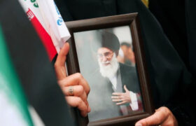 کاروان ۴۲۰ نفره خانواده شهدای میناب برای مراسم بزرگداشت امام شهید وارد تهران شد