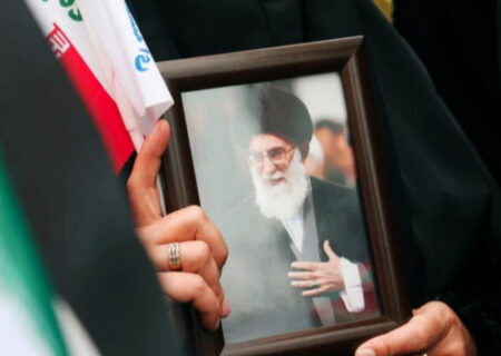 کاروان ۴۲۰ نفره خانواده شهدای میناب برای مراسم بزرگداشت امام شهید وارد تهران شد